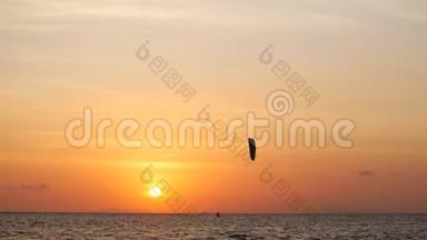 夕阳西下，风筝冲浪者在大海上飞翔